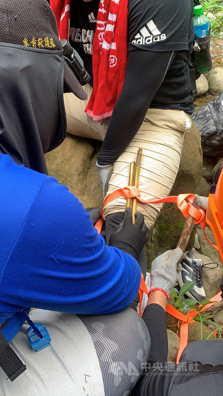 一名24歲男子16日與友人到新北市瑞芳區劍龍稜爬山,途中不慎左膝脫臼,警消獲報派員前往,到場為男子進行緊急處理後,眾人下午1時49分順利下山,男子自行就醫。(翻攝畫面)中央社記者沈佩瑤新北市傳真 110年10月16日