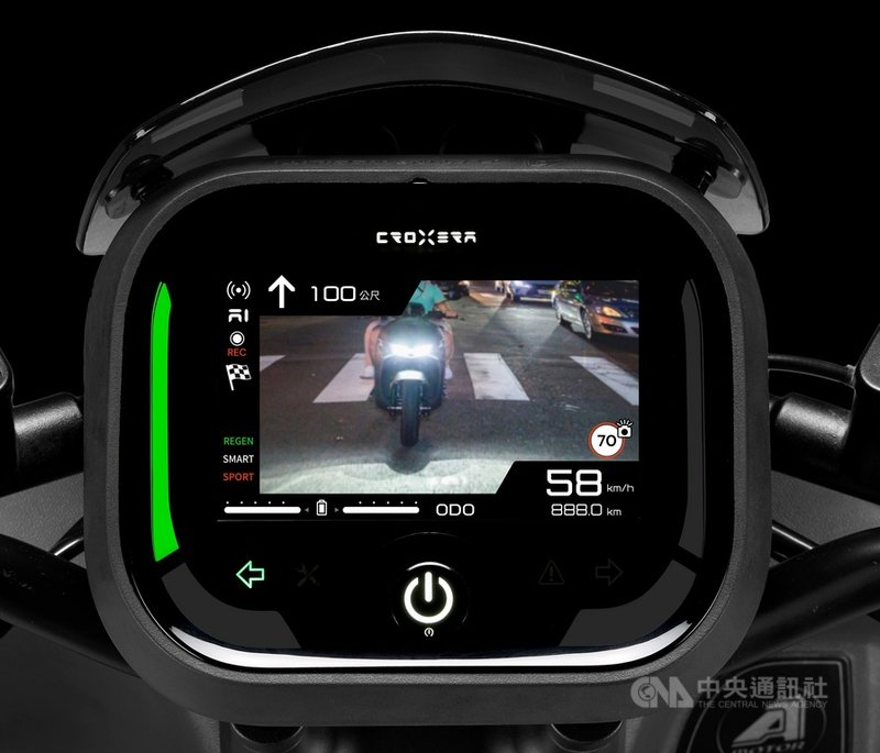 機車業者「宏佳騰」2021年新款機車的智慧儀表板搭配升級行車紀錄器,以業界首創的DAPS死角預防系統,提醒駕駛注意後方來車,未來可透過車聯網連結智慧型路側系統,針對行車危險行為或路況提出警告。(宏佳騰提供)中央社記者汪淑芬傳真 110年10月16日