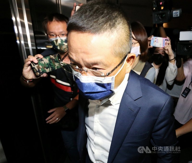 台灣東洋爭取代理德國COVID-19疫苗破局,並遭質疑牽涉內線交易。士林地檢署15日指揮調查局搜索台灣東洋等26個處所,約談台灣東洋重症醫療事業群副總經理屆志源(圖)等26人到案釐清案情,晚間移送移送士檢複訊。中央社記者郭日曉攝 110年10月15日