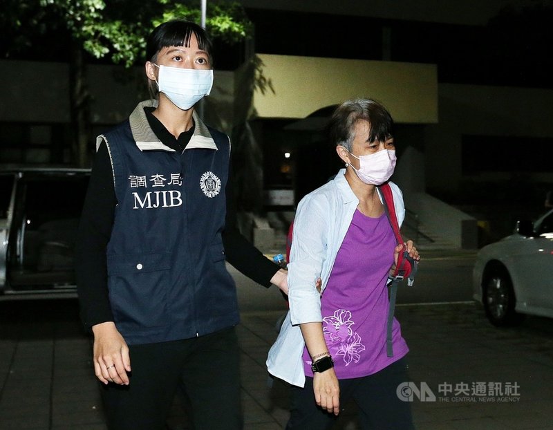 台灣東洋爭取代理德國COVID-19疫苗破局,並遭質疑牽涉內線交易。士林地檢署15日指揮調查局搜索台灣東洋等26個處所,約談台灣東洋資深經理林盈秀(右)等26人到案釐清案情,晚間移送移送士檢複訊。中央社記者郭日曉攝 110年10月15日