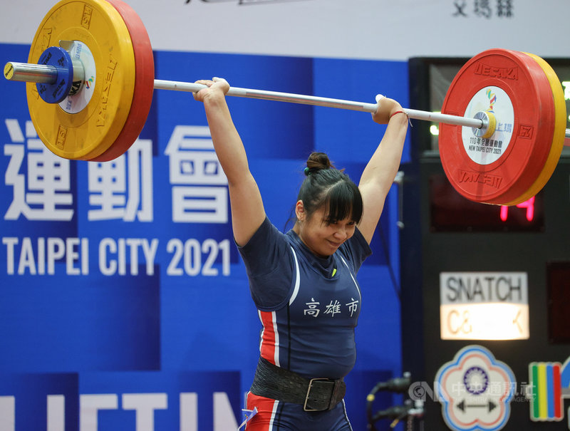 110年全國運動會舉重比賽17日在新北市中和高中舉行,舉重好手江念欣(圖)代表高雄市在女子組55公斤級項目出賽,最終拿下第1名。中央社記者謝佳璋攝 110年10月17日