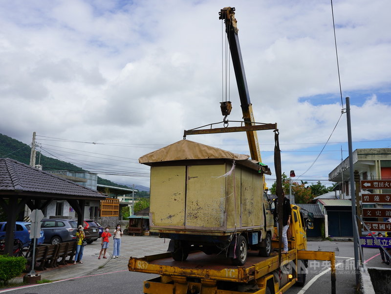 花蓮知名餐車17日「搬家/車」到豐田社區,延續深夜食堂風情與美食於日本移民村,分享美食給地方鄉親。由於餐車已閒置2年,無法行駛且有局部壞損,須用吊車載運。(五味屋提供)中央社記者李先鳳傳真 110年10月17日