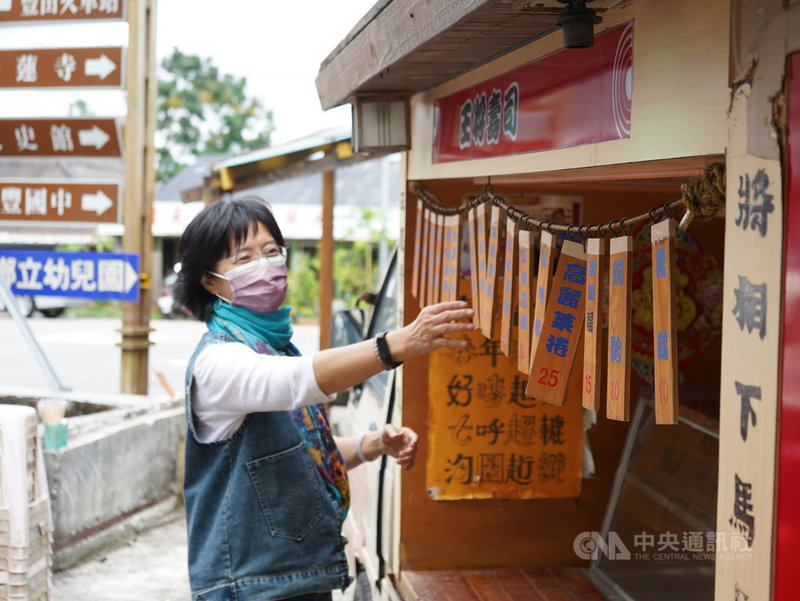 花蓮知名餐車17日「搬家/車」到豐田社區,延續深夜食堂風情與美食於日本移民村,分享美食給地方鄉親。五味屋創辦人、東華大學教授顧瑜君整理餐車。(五味屋提供)中央社記者李先鳳傳真 110年10月17日