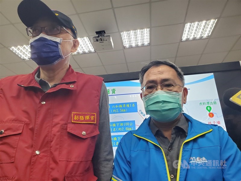 虎豹潭發生體驗營6人落水失蹤事件,台北市副市長蔡炳坤(右)表示,失蹤6人以戶籍來看皆屬台北市民,將凍結業者財產,並要求業者負起刑事及賠償責任,北市府也成立關懷小組全力協助家屬。中央社記者王鴻國攝 110年10月17日