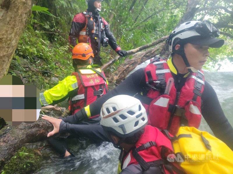 新北市雙溪區虎豹潭16日發生體驗營6人落水事件,17日上午先尋獲兩遺體,近中午再尋獲劉姓男童,但無生命徵象。(警消提供)中央社記者王鴻國傳真 110年10月17日