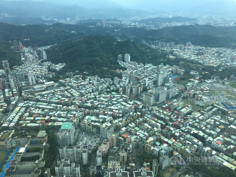 市場看好房市買氣續航,今年移轉棟數有望達34萬棟。不過,業者示警,部分蛋白、蛋殼區房價暴漲,恐是未來隱憂。中央社記者蔡芃敏攝 110年10月17日