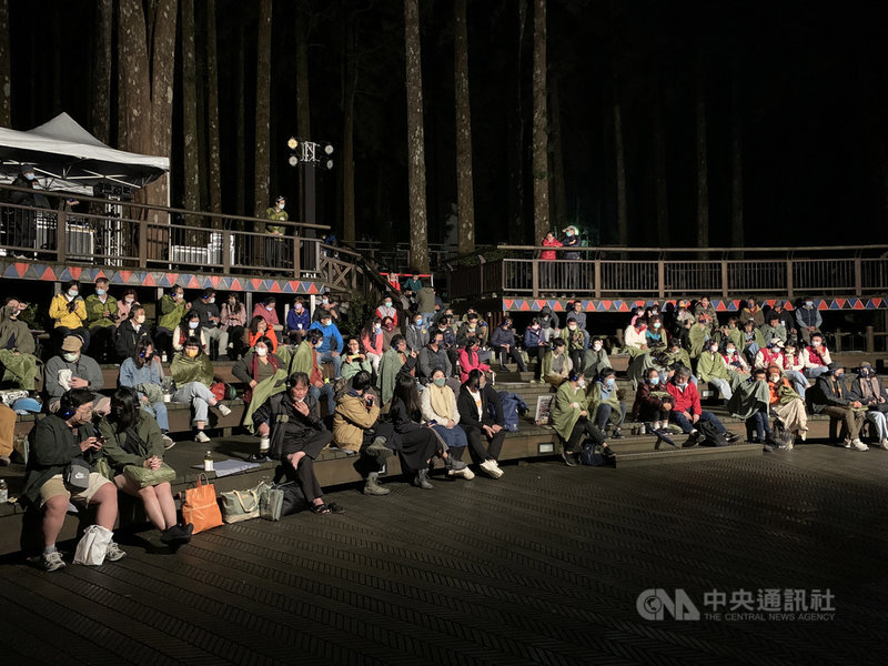 林務局嘉義林區管理處表示,16日晚間舉辦「阿里山星光森林電影院」,眾多遊客攜家帶眷體驗絕無僅有的森林戶外電影院,現場座無虛席非常熱鬧。(嘉義林管處提供)中央社記者蔡智明傳真 110年10月17日