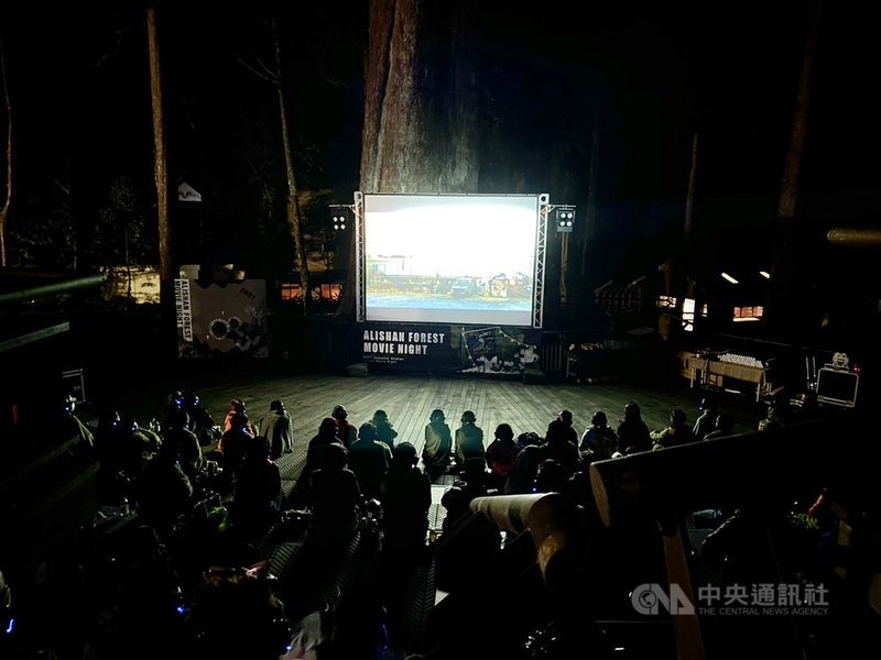 國內COVID-19疫情趨緩遊客回流,阿里山國家森林遊樂區香林神木劇場16日晚間舉辦「阿里山星光森林電影院」,民眾踴躍購票座無虛席。(嘉義林管處提供)中央社記者蔡智明傳真 110年10月17日