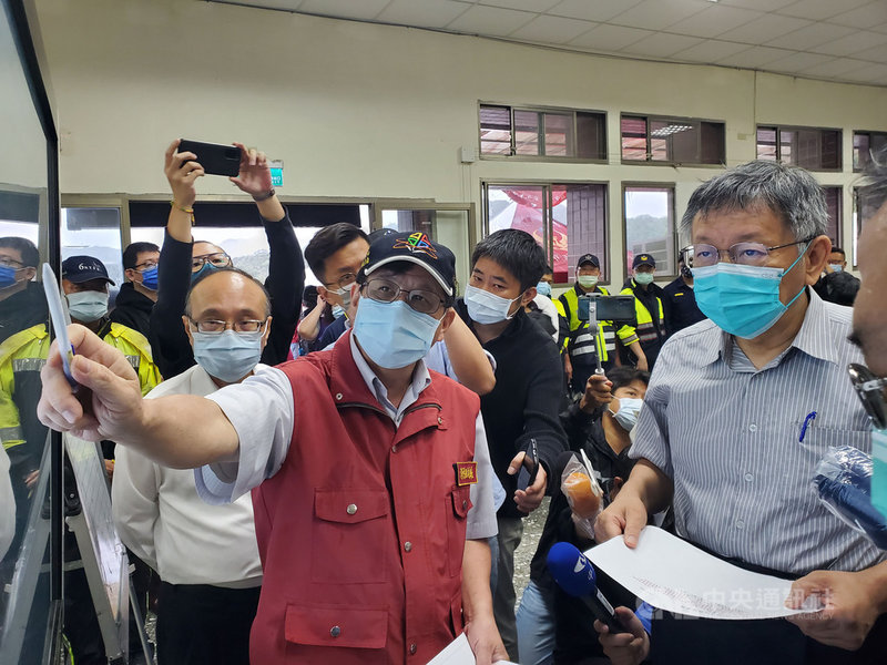 新北雙溪區虎豹潭16日發生6人落水意外,截至17日下午已發現4具遺體,台北市長柯文哲(右)到救難指揮中心聽取新北市消防局救援簡報,他表示,仍希望先搶救,盼有機會儘快找到另2名失蹤者。中央社記者王鴻國攝 110年10月17日