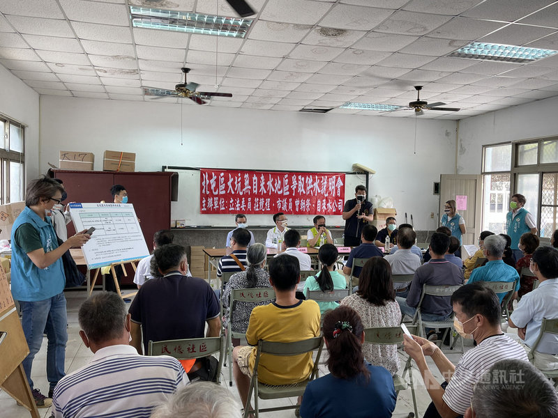 立委莊競程(後坐者左2起)與台中市議員曾朝榮17日舉行「北屯區大坑無自來水地區爭取供水改善說明會」指出,已爭取水公司興建5000噸配水池及新管線工程。(莊競程服務處提供)中央社記者郝雪卿傳真 110年10月17日