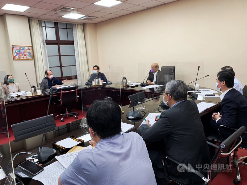 高雄市「城中城」大樓14日火警,造成46人罹難,行政院長蘇貞昌17日上午召開會議,就高雄城中城火災後的建築管理、消防檢查等公共安全精進作為進行檢討。(行政院提供)中央社記者陳俊華傳真 110年10月17日