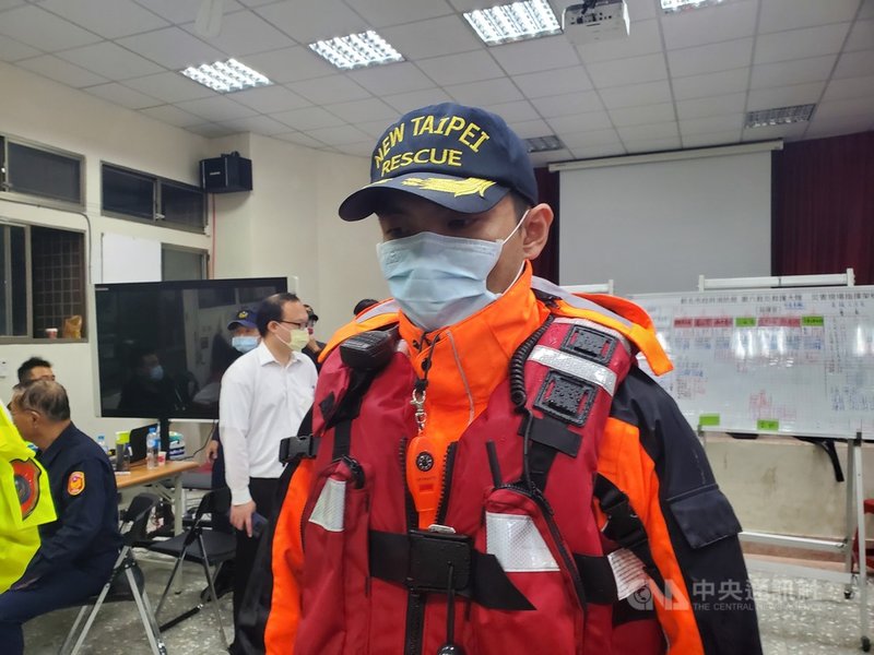 新北市雙溪虎豹潭發生體驗營6人落水事件,新北市政府消防局特搜大隊組長周祐陞(前)17日談到救援11歲劉姓男童的過程不禁哽咽,他表示,劉姓男童的身上衣物都被水沖掉,看到赤裸的他,隊員們脫下身上的裝備將劉姓男童包裹起來。中央社記者王鴻國攝 110年10月17日
