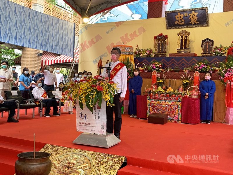 客家委員會主委楊長鎮(前)17日出席「110年新北市客家義民爺文化祭」祭祀大典活動,他在致詞時表示,從在場民眾參與活動時皆遵守防疫規定及戴口罩觀察,台灣人民在嚴峻局勢下向全世界展現愛鄉愛國團結精神,就是一種「義民精神」表現。(客委會提供)中央社記者張雄風傳真 110年10月17日