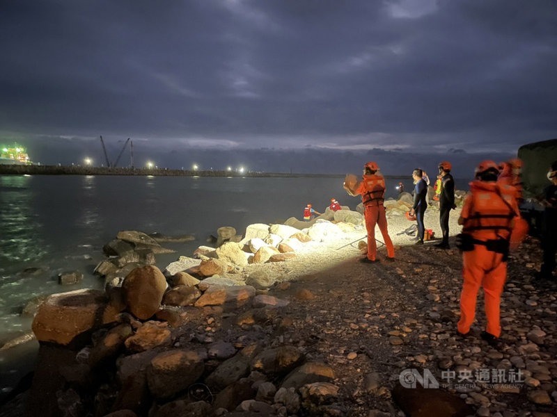 花蓮市北濱靠近美崙溪出海口,4名高中生17日下午相約戲水,其中1人遭海浪捲走,失去蹤影,消防隊、海巡等都派員搜索,天色漸暗仍無蹤影。(海巡署提供)中央社記者李先鳳傳真 110年10月17日