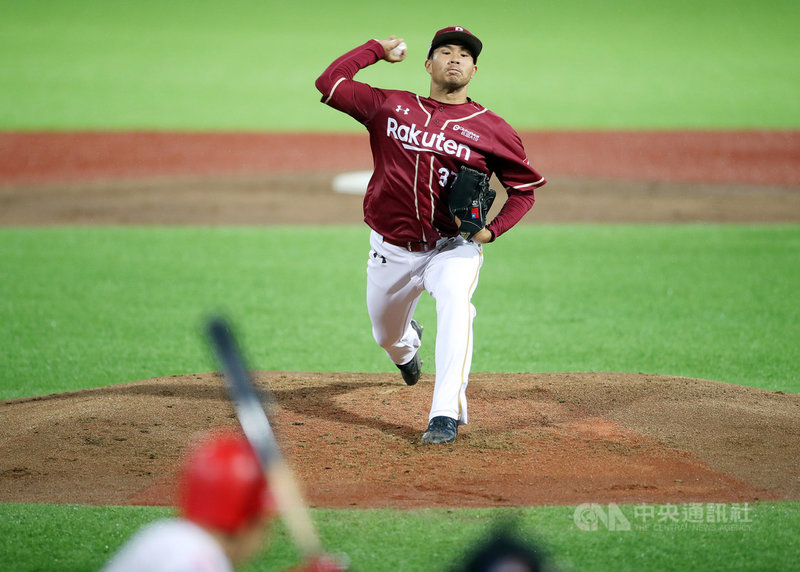 中職17日在天母球場進行的賽事,上演前大聯盟選手對決,樂天桃猿隊由曾仁和擔任先發投手,味全龍則是王維中擔任先發投手,曾仁和(圖)繳出7局無失分好表現,幫助球隊以3比0擊退味全龍,也拿下中職生涯首勝。中央社記者張新偉攝 110年10月17日