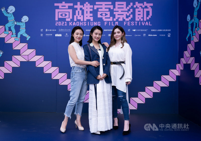 演員梁洳瑄(左起)、李玲葦、吳兆絃出席電影「生而為人」在高雄電影節放映活動,電影描述雙性人故事,導演倪曜稱讚李玲葦演技收放自如。(高雄電影節提供)中央社記者王心妤傳真 110年10月17日
