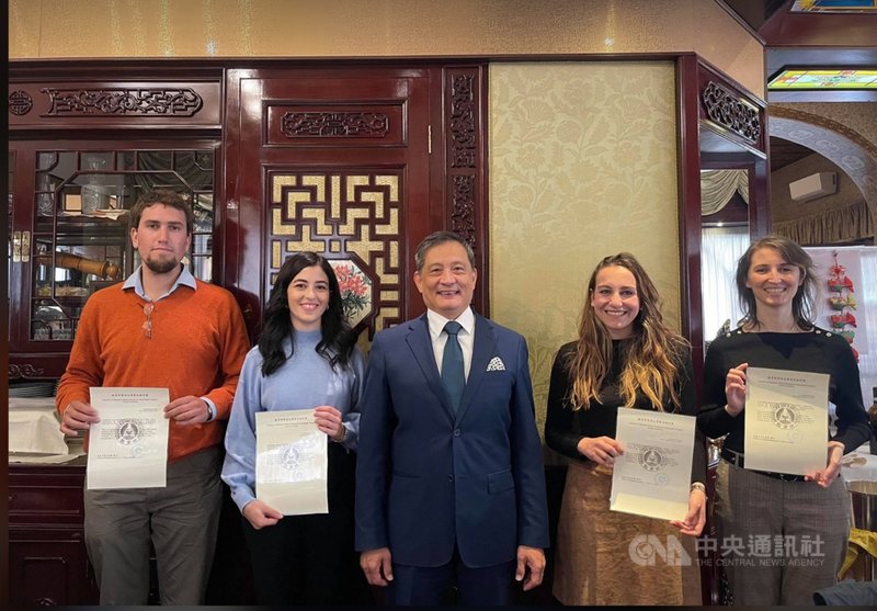 駐義代表李新穎(中)今天參加義國留台校友會,頒發獎學金得獎證書給今年獲獎學生。駐義代表處提供中央社記者黃雅詩羅馬傳真 110年10月17日