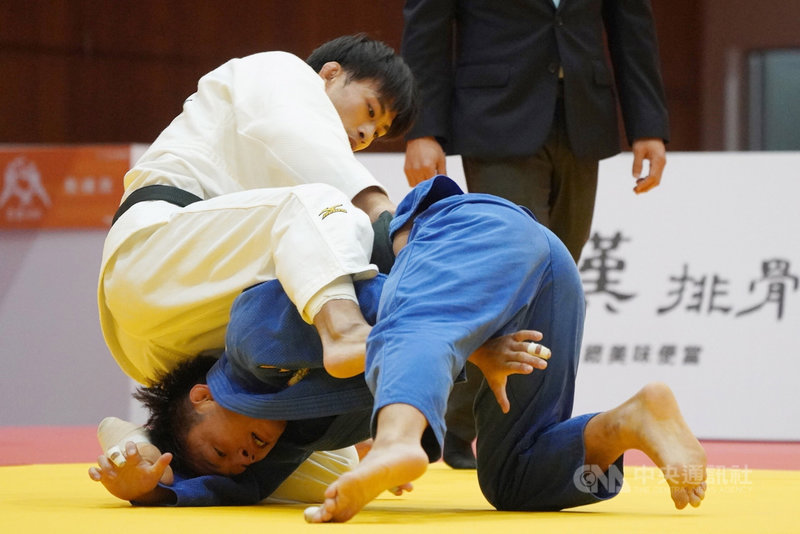 110年全國運動會柔道賽事17日在新北市三民高中登場,同樣代表台中市出賽的楊俊霆(藍衣)與楊勇緯(白衣)兄弟檔在決賽一較高下,最終由楊勇緯獲得金牌。中央社記者徐肇昌攝 110年10月17日