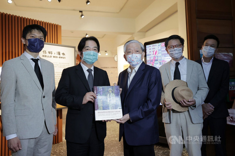 副總統賴清德(左2)17日出席「文協百年活動」。(總統府提供)中央社記者葉素萍傳真 110年10月17日