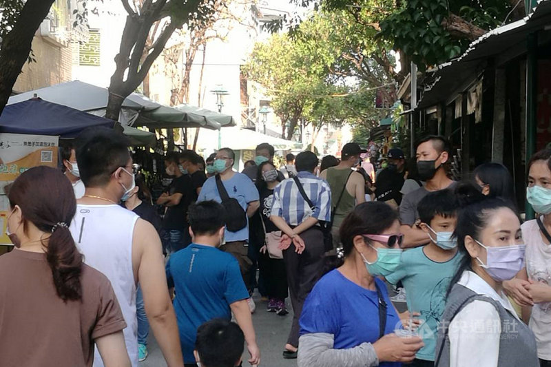 台南市政府舉辦台南購物節發票登錄抽獎活動,各商圈都吸引不少消費者,活動自8月23日開始至今,發票登錄累計金額超過新台幣20億元。(台南市經發局提供)中央社記者楊思瑞台南傳真 110年10月17日
