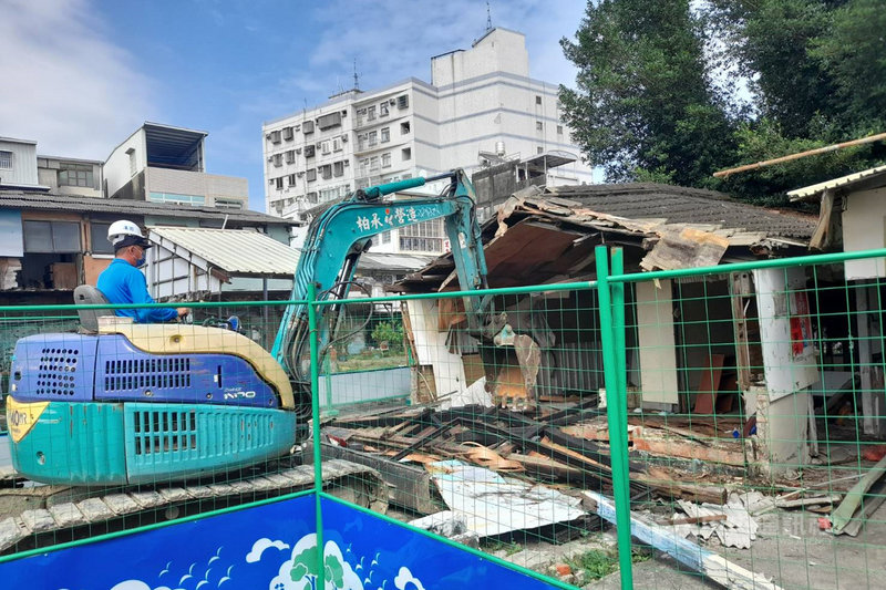 台南市新營第二市場於民國103年因應都市計畫廢市後,原建物面臨閒置問題,市府17日進行第7次拆除作業,預計111年底全數拆除完成。(台南市政府提供)中央社記者楊思瑞台南傳真 110年10月17日
