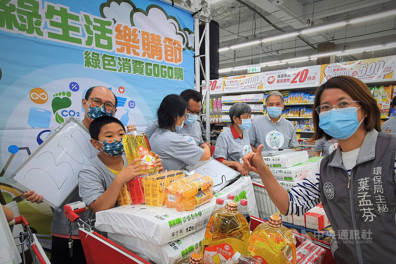 為建立民眾綠色消費觀念,桃園市政府辦理綠生活樂購節活動,環保局主任秘書葉孟芬(右)表示,「綠色消費」是指選購具有環保認證的綠色產品,台灣許多食品都已取得碳標籤認證,民眾在日常消費時可優先採買低排碳量產品。(桃園市政府環保局提供)中央社記者吳睿騏桃園傳真 110年10月17日