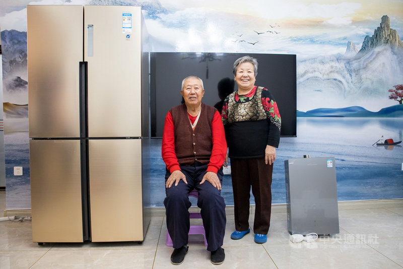 中國疫情後消費兩極化。中國家電傳統銷售熱期「十一」長假過後,有陸媒形容為10年來最差的一年,展望「雙11」購物節也不樂觀。圖為去年雙11,山西一對老夫婦展示他們的家電「戰利品」。(中新社資料照)中央社 110年10月17日