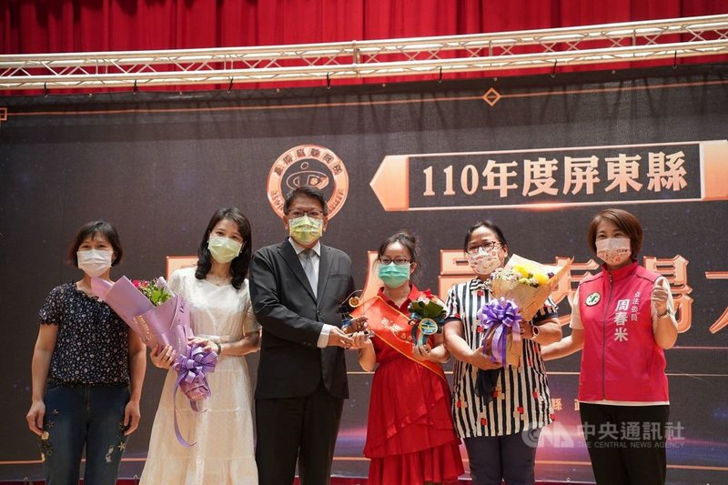 屏東縣政府17日表揚27名照服員,獲表揚者朱嘉惠(右3)投入照顧服務18年,用耐心、細心與關心應對失智老人,讓老人都能因為感受她的用心照顧,歡喜對她比出「讚」。(屏東縣政府提供)中央社記者郭芷瑄傳真 110年10月17日