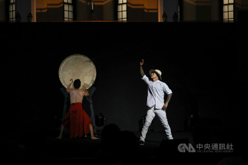 台灣文化協會成立屆滿100週年,17日舉行「百年追求.世紀之約」紀念會,霹靂舞者陳柏均(右)以白衣白褲造型亮相,隨著雷昇傳藝劇團的太鼓聲起舞,以不同文化碰撞出的火花,象徵文協百年前為台灣人帶來多種世界思潮。(文總提供)中央社記者王寶兒傳真 110年10月17日