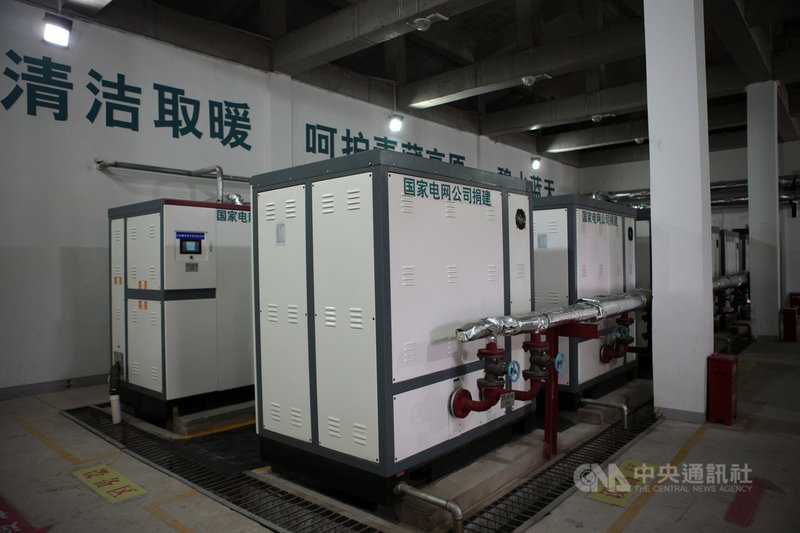 中國在過去幾年大力推動「煤改電」與「煤改(天然)氣」,提升環保但冬季取暖成本大增。圖為青海省果洛藏族自治州瑪多縣量子電鍋爐的資料圖。(中新社提供)中央社 110年10月17日