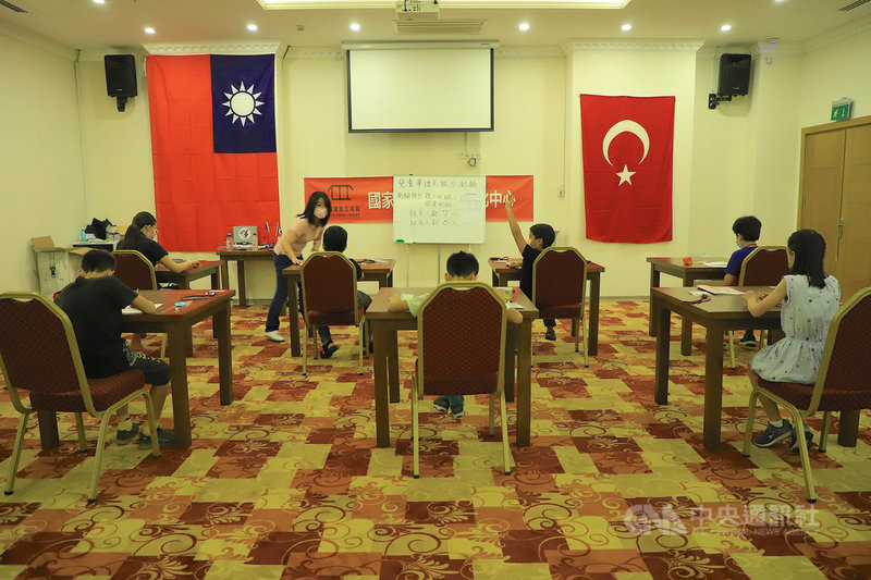 「兒童華語文能力測驗」16日首度在土耳其登場,土耳其中文學校7名學生接受國家華語測驗推動工作委員會委託駐土耳其代表處實施的聽力和閱讀測驗。中央社記者何宏儒安塔利亞攝 110年10月17日