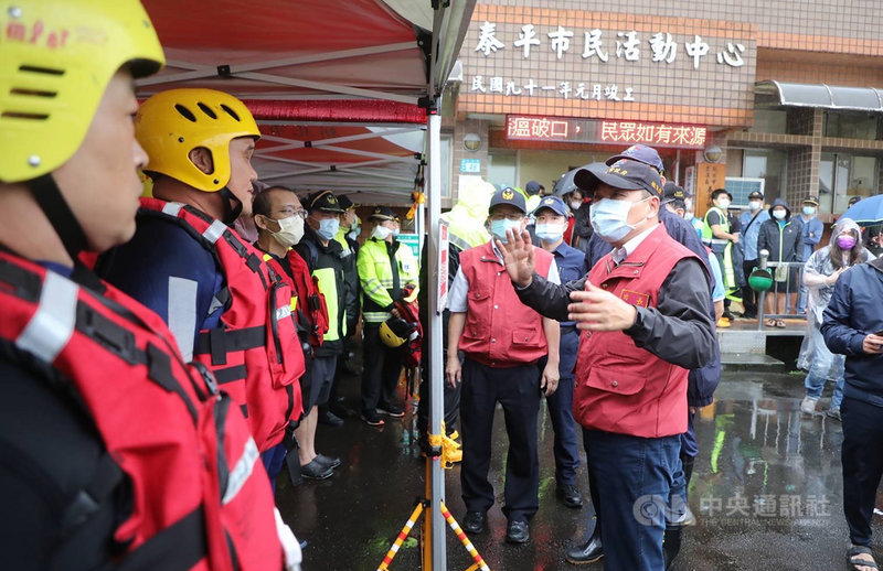 新北市虎豹潭有6人遭溪水沖走失蹤,17日上午陸續尋獲遺體,新北市長侯友宜(前右)表示,持續擴大搜救,一定要找到失蹤者。(新北市政府提供)中央社記者魯鋼駿傳真 110年10月17日