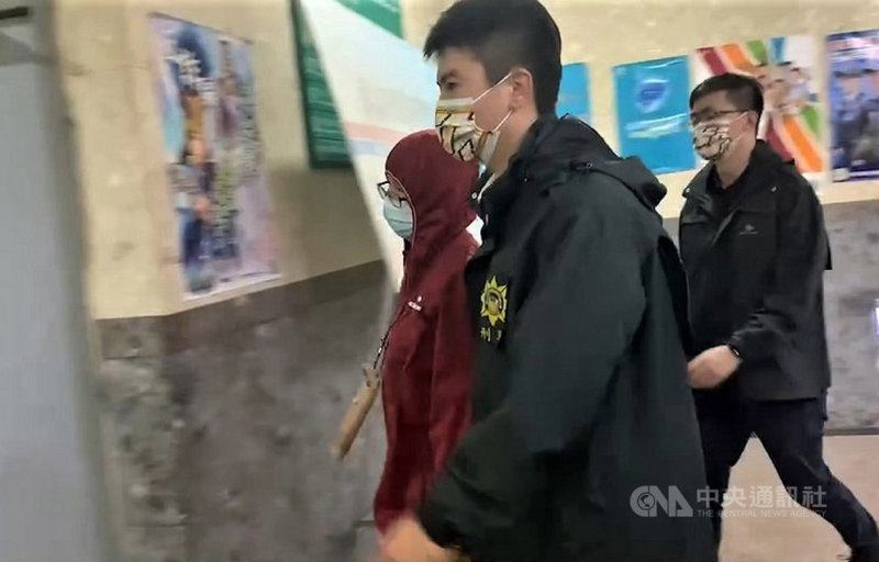新北市雙溪區虎豹潭6名體驗營學員遭洪水沖走,已尋獲4名死者遺體,帶隊的蘇姓女老師(紅衣者)17日被警方移送基隆地檢署複訊。(翻攝照片)中央社記者王鴻國傳真 110年10月17日