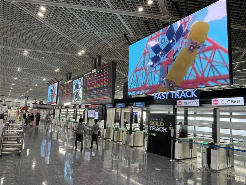 隨著疫苗覆蓋率提高,美國、日本、新加坡、印尼、泰國、馬來西亞等國正計劃逐步放寬邊境管制,對「完整接種疫苗」的旅客鬆綁限制。圖為日本東京羽田國際機場。(中央社檔案照片)