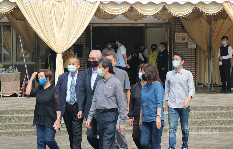高雄市鹽埕區城中城大樓火警造成46人死亡,前副總統吳敦義(左3)17日上午在國民黨高雄市議員等人陪同下,前往罹難者靈堂弔唁致哀。中央社記者蔡孟妤攝 110年10月17日