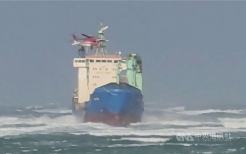 巴拿馬籍貨輪「信燕輪」因海象惡劣擱淺在澎湖吉貝東北0.5浬海域，17日在宣布棄船後，14名船員由空勤總隊冒著風浪分2批進行吊掛作業，送往馬公安置。（第七岸巡隊提供）中央社 110年10月17日