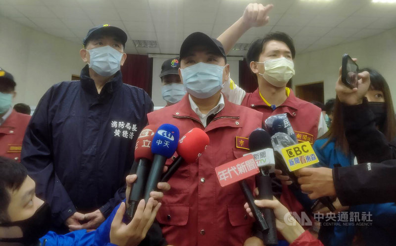 新北市雙溪區虎豹潭發生自然體驗營民眾落水事件,6人失聯,新北市長侯友宜(前中)17日上午7時抵達設在雙溪區泰平里活動中心的指揮中心,他說,期待能盡快找到失蹤者。中央社記者王朝鈺攝 110年10月17日