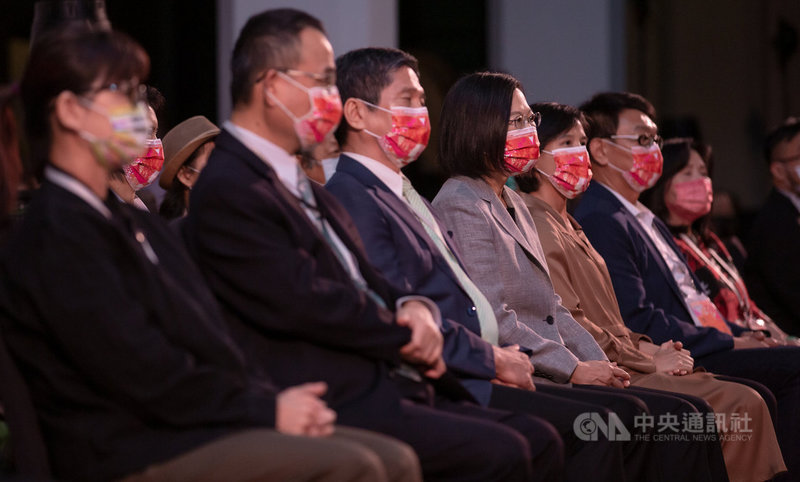 總統蔡英文(中)17日出席「台灣文化協會100年紀念會」,文化部長李永得(左3)、中華文化總會副會長鄭麗君(右3)、秘書長林錦昌(右2)等人都出席這項活動。(總統府提供)中央社記者葉素萍傳真 110年10月17日