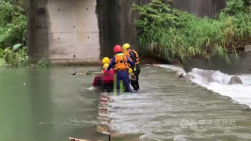 新北市雙溪區虎豹潭發生自然體驗營民眾落水事件,6人失聯,17日清晨消防局設在料角坑六和橋下的攔截索發現一具遺體,經確認後為45歲失蹤的鐘男。(讀者提供)中央社記者王朝鈺傳真 110年10月17日
