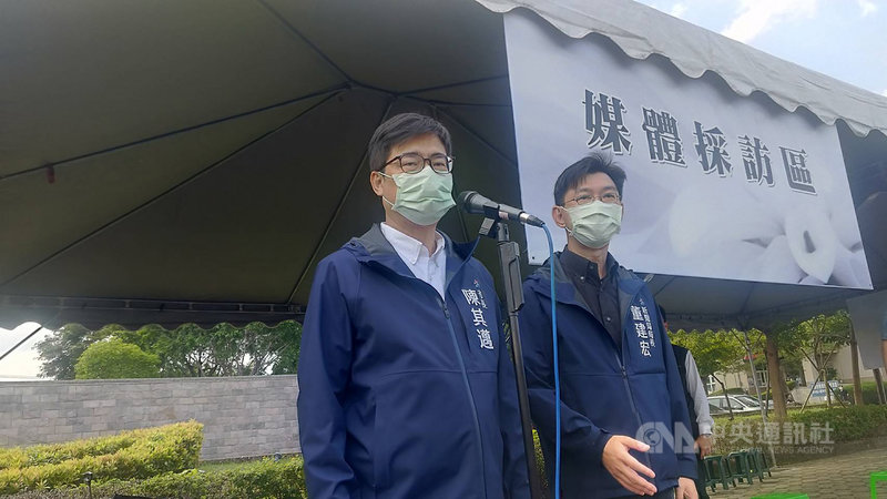 高雄城中城大樓火警造成46死,高雄市長陳其邁(左)17日表示,家屬遭遇的困難,包括後事、生活或法律上等問題,都會有1對1專人服務,他和各局處首長也會進駐殯葬處管理處行政大樓,就近協助家屬。中央社記者蔡孟妤攝 110年10月17日