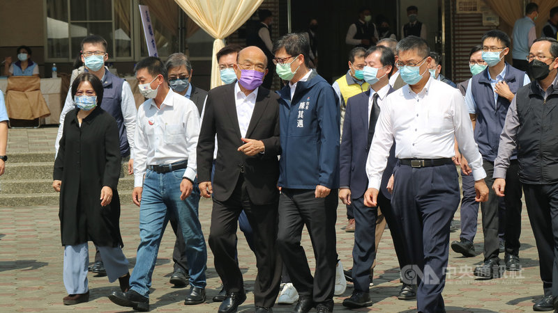 高雄市鹽埕區城中城大樓火警造成46人死亡,行政院長蘇貞昌(前左3)17日上午在高雄市長陳其邁(前左4)等人陪同下,到罹難者靈堂弔唁致哀,蘇貞昌不時與陳其邁交談。中央社記者蔡孟妤攝 110年10月17日