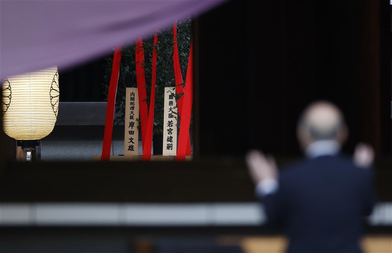 日本靖國神社17日起舉行秋祭,首相岸田文雄供奉供品真賢木,未親自參拜。(共同社)