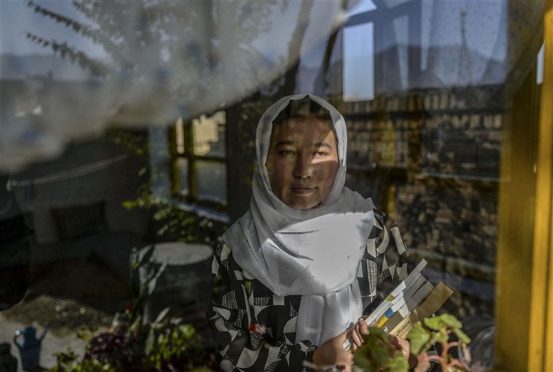 阿富汗少女阿梅娜就讀的高中5月遭炸彈襲擊,想繼續讀書的她說:「為什麼我們不能學習?我們不是社會的一部分嗎?為何只有男孩才能擁有未來?」(法新社)
