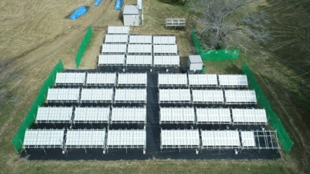 由日本「新能源產業技術綜合開發機構」及東京都大學、信州大學等組成的研究團隊,成功利用陽光照射,從水中分解出氫與氧的「光觸媒」作用。(圖取自nedo.go.jp)