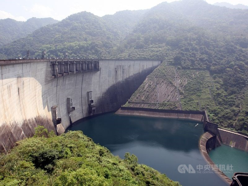 台北翡翠水庫管理局17日晚間表示,截至下午3時水庫近滿水位,晚間6時起調節性放水,且首推利用「災防告警細胞廣播服務」進行中英文警訊。(中央社檔案照片)