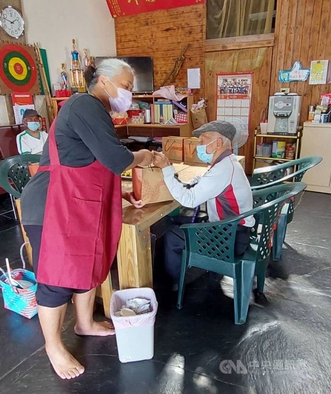 屏東縣三地門鄉德文村陳金惠(左)照顧服務經驗22年,將自家住所改成家庭托顧站,讓數個部落失能、失智的長輩到家中接受照顧,17日獲屏東縣政府表揚。(陳金惠提供)中央社記者郭芷瑄傳真 110年10月17日