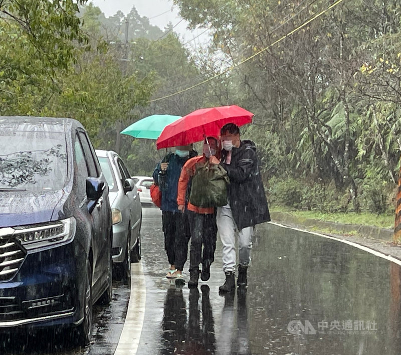 新北市雙溪區虎豹潭16日發生自然體驗營民眾落水事件,6人失聯,17日上午陸續尋獲45歲鐘男與9歲蔡姓女童遺體。圖為失蹤民眾家屬赴現場關切。中央社記者王飛華攝 110年10月17日