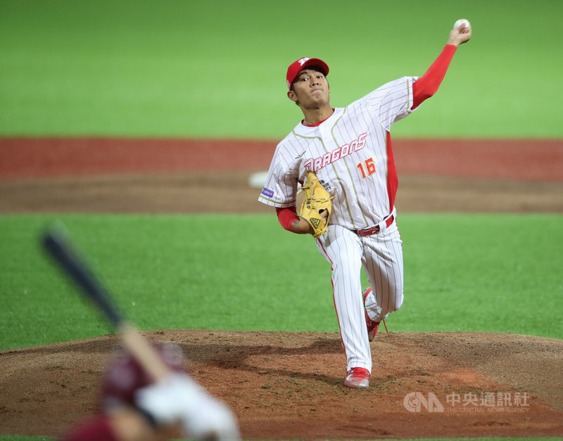 中華職棒17日在天母球場進行的賽事,上演前大聯盟選手對決,樂天桃猿隊由曾仁和擔任先發投手,味全龍隊則由王維中(圖)擔任先發投手,王維中投5.2局,失掉3分,最後吞下敗投。中央社記者張新偉攝 110年10月17日