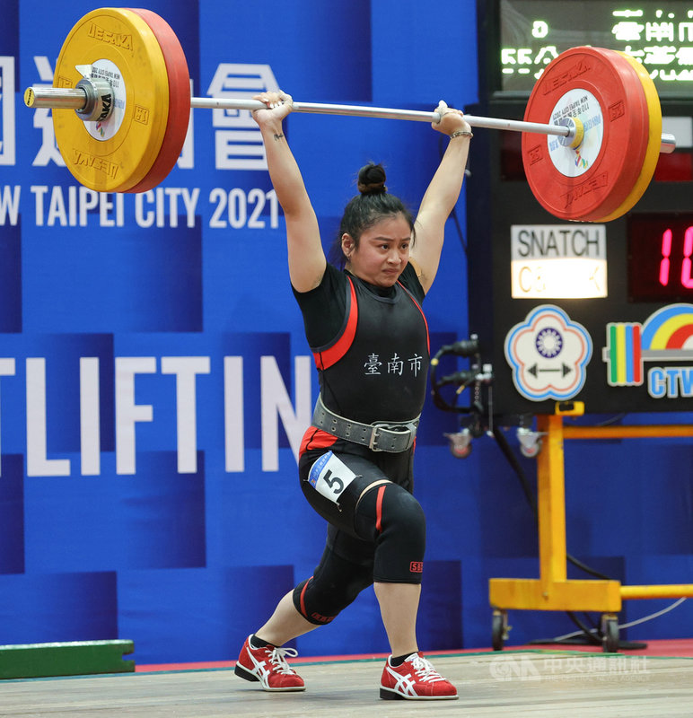 110年全國運動會舉重比賽17日在新北市中和高中登場,舉重好手方莞靈代表台南市在女子組55公斤級出賽,拿下第2名。中央社記者謝佳璋攝 110年10月17日