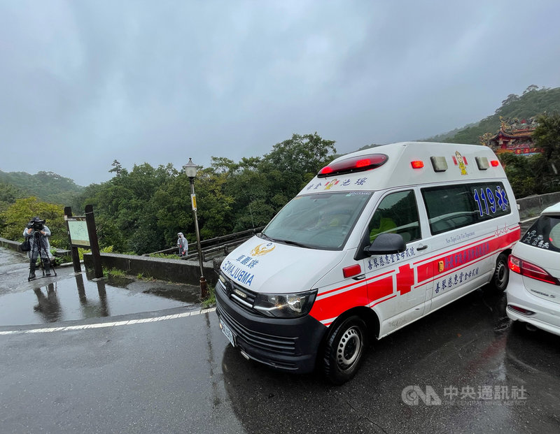 31人16日到虎豹潭參加體驗營,遇大雨折返時有6人遭溪水沖走失蹤,17日上午陸續尋獲45歲鐘男與9歲蔡姓女童遺體。圖為救護車將遺體載離現場。中央社記者王飛華攝 110年10月17日
